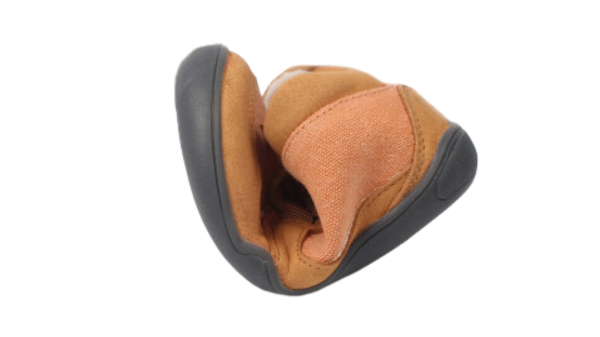 Knöchelhoher Barfußschuh für Kinder mit breiter Zehenbox, flexibler Sohle und Schnürung, geschlossener Zehenbereich und geschlossener Fersenbereich, Rückansicht.