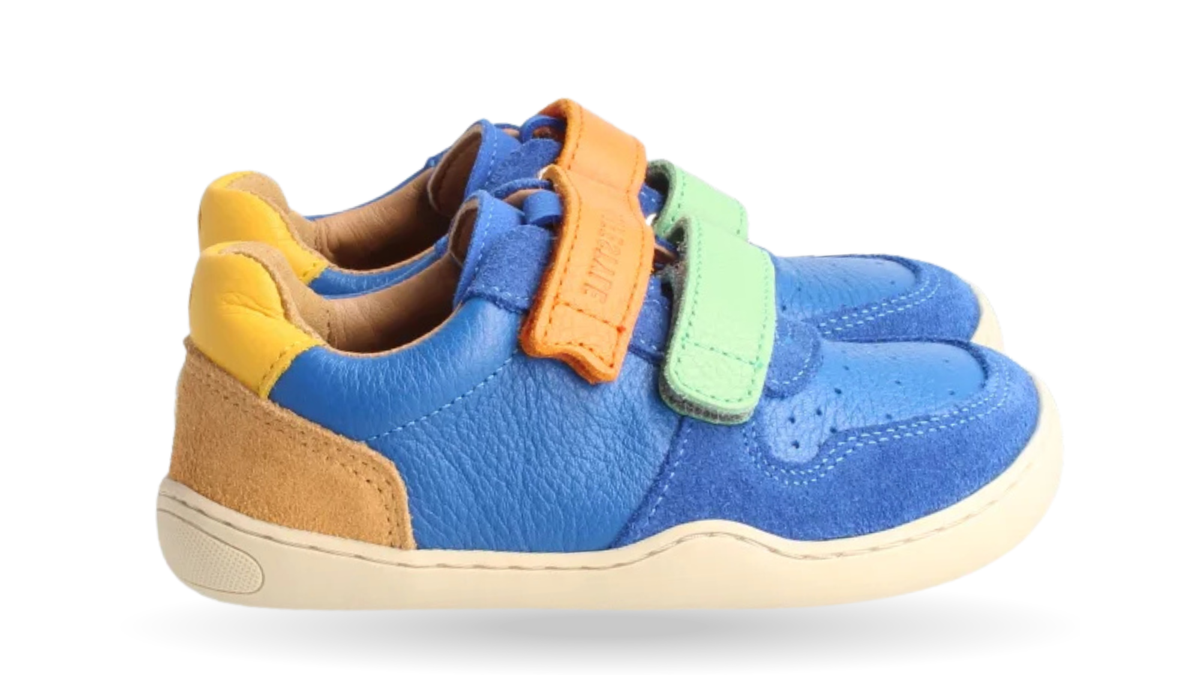 Barfußschuhe als Paar mit zwei Klettverschlüssen, breite Zehenbox, flexible Sohle, geschlossener Fersenbereich, schräge Vorderansicht