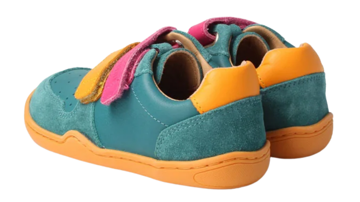 Kinder Barfußhalbschuh als Paar mit geschlossener Ferse, Klettverschlüssen, geschlossenen Zehen, Rückansicht.