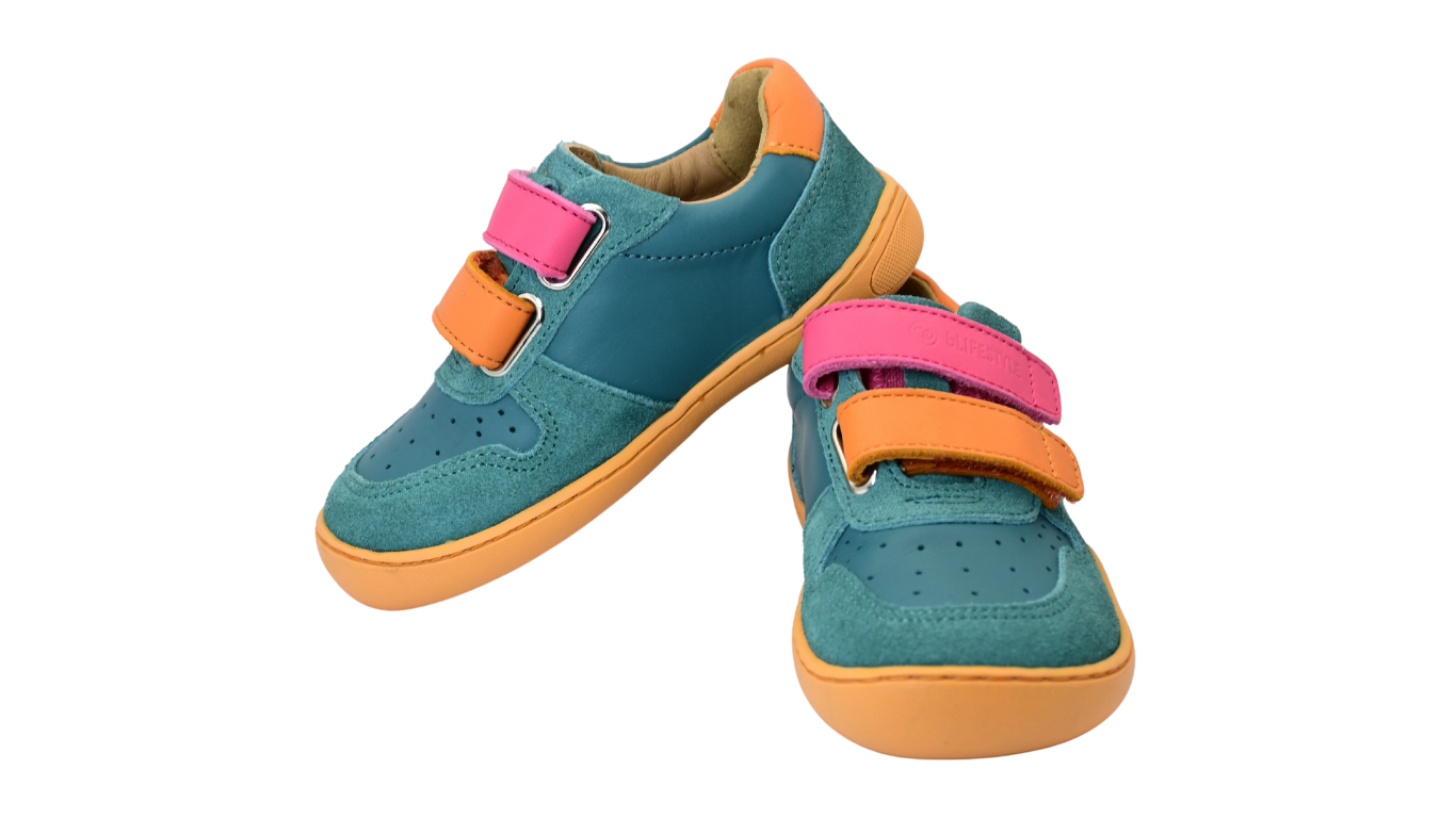 Barfußhalbschuh für Kinder mit breiter Zehenbox und Klettverschlüssen, schräge Vorderansicht als Paar