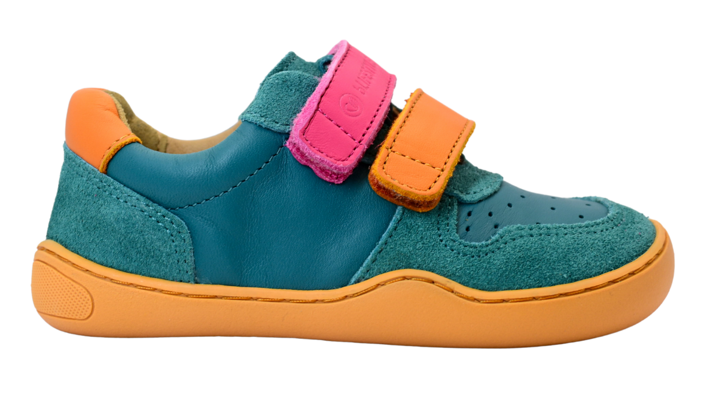 Barfußhalbschuh für Kinder mit breiter Zehenbox, flexibler Sohle und Klettverschlüssen, Seitenansicht außen