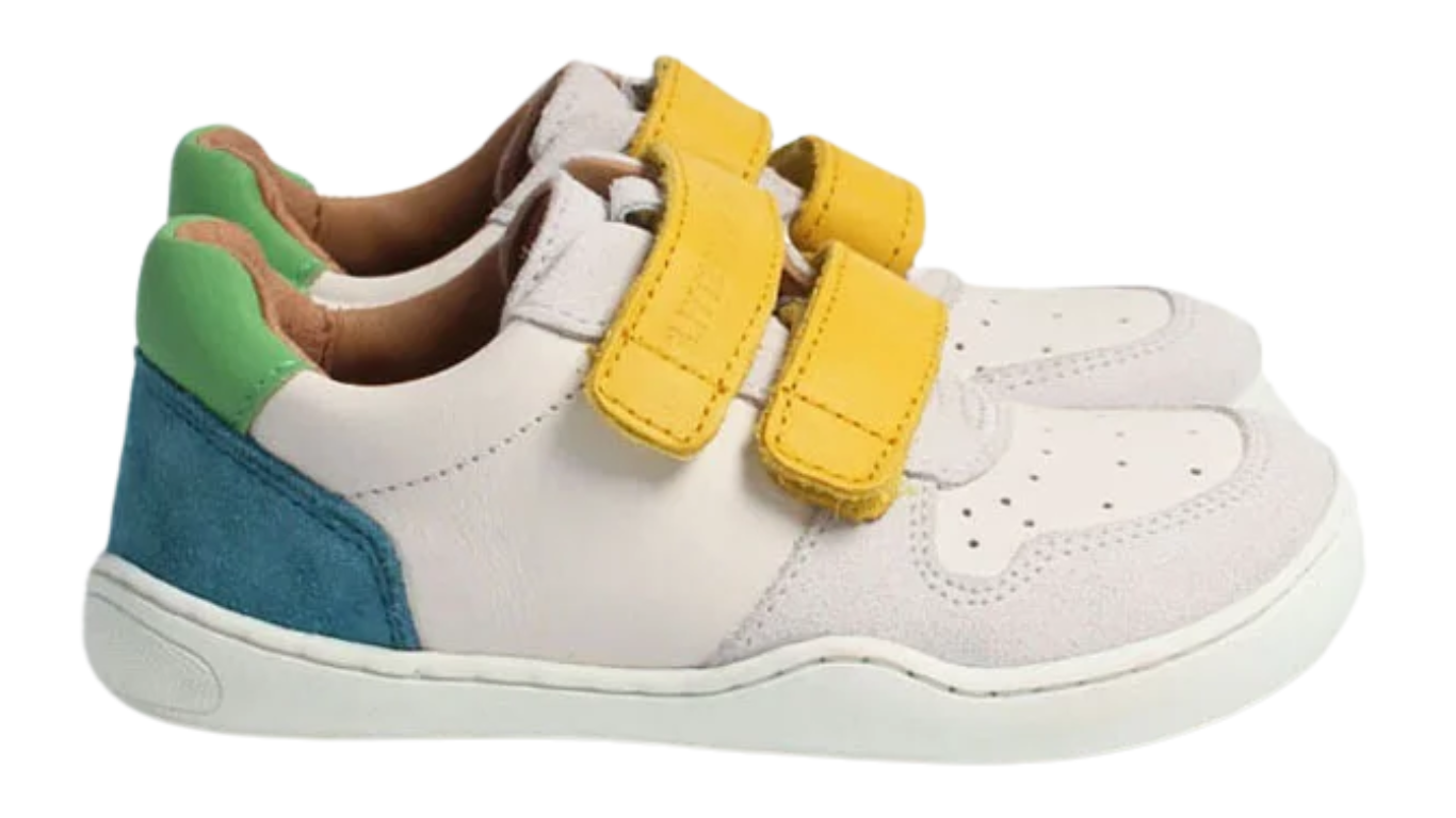 Barfußhalbschuh für Kinder mit breiter Zehenbox und Klettverschlüssen, Seitenansicht außen