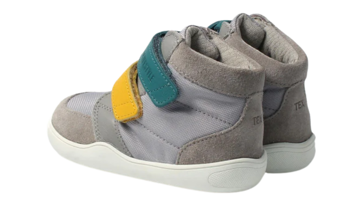 Knöchelhoher Barfußschuh für Kinder mit breiter Zehenbox und flexibler Sohle, Rückansicht als Paar