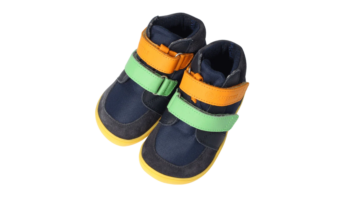 Knöchelhoher Barfußschuh für Kinder mit breiter Zehenbox, flexibler Sohle und Klettverschluss, Draufsicht als Paar