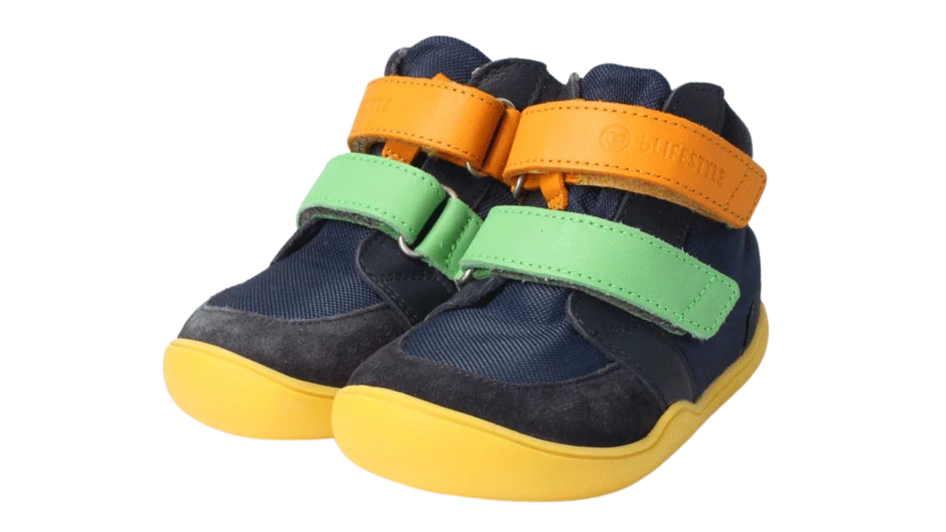 Knöchelhoher Barfußschuh für Kinder mit breiter Zehenbox, flexibler Sohle und Klettverschluss, schräge Vorderansicht als Paar