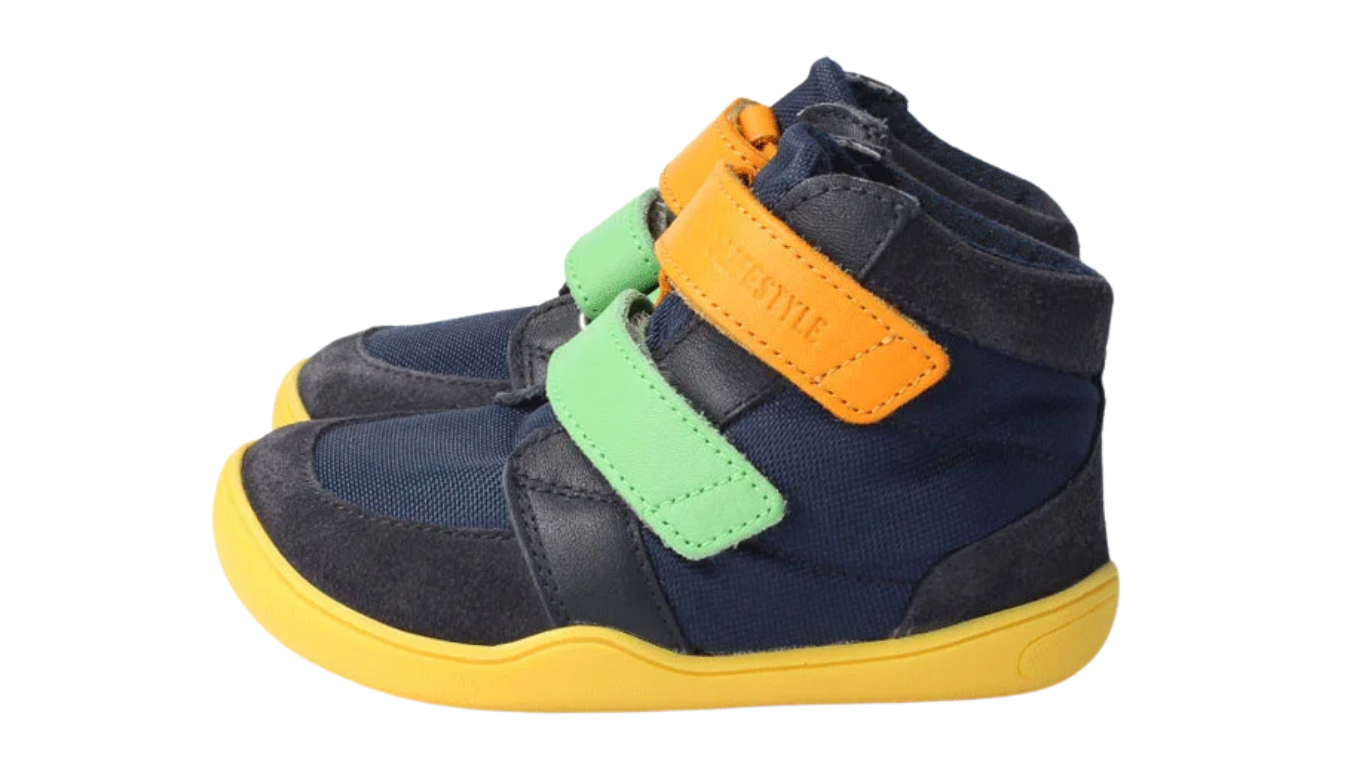 Knöchelhoher Barfußschuh für Kinder mit breiter Zehenbox, flexibler Sohle und Klettverschluss, schräge Vorderansicht