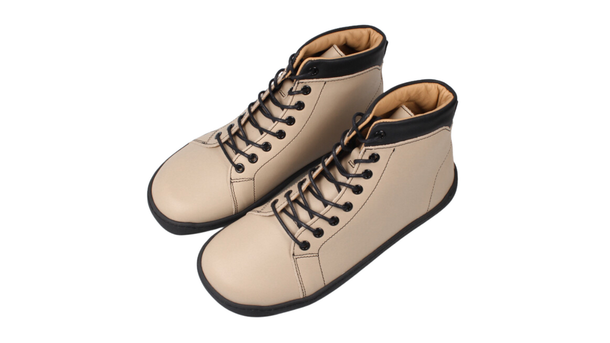 Knöchelhoher Barfußschuh für Erwachsene mit breiter Zehenbox, flexibler Sohle und Schnürung, geschlossener Zehenbereich und geschlossener Fersenbereich, Draufsicht als Paar.