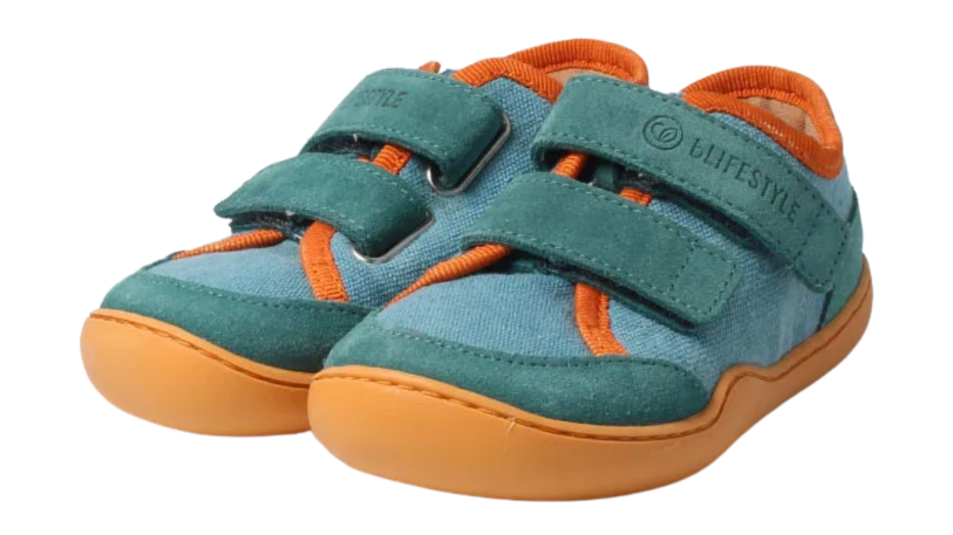 Kinder Barfußhalbschuh als Paar mit breiter Zehenbox, Klettverschluss, geschlossenen Zehen, geschlossener Ferse, schräge Vorderansicht.