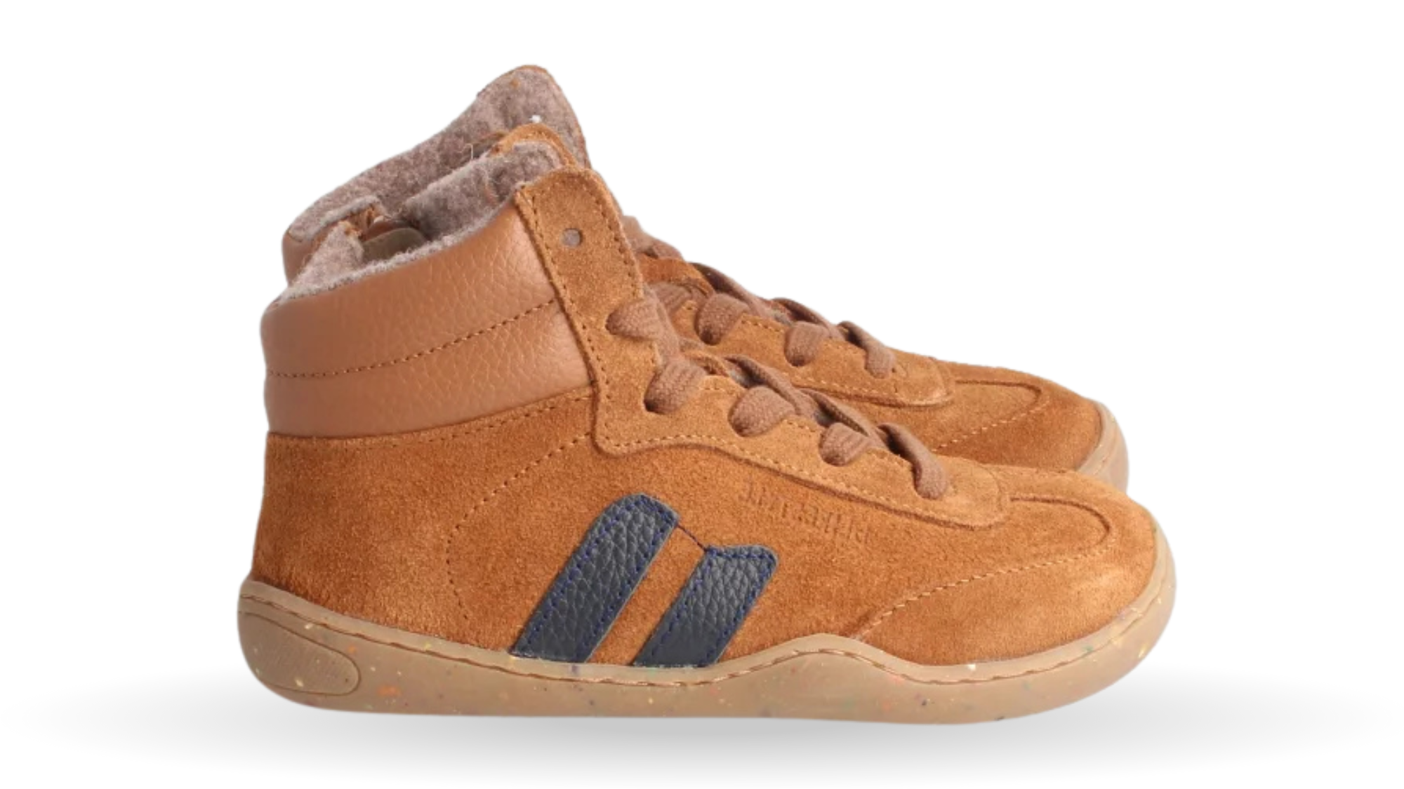 Barfußwinterschuh mit breiter Zehenbox, flexibler Sohle, Schnürung, geschlossenen Zehen, geschlossener Ferse, Seitenansicht außen.
