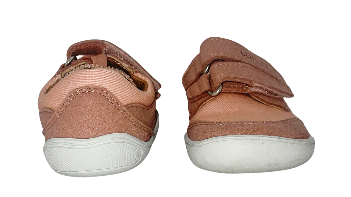 Barfußschuh für Kinder mit zwei Klettverschlüssen, geschlossene Zehen und geschlossener Fersenbereich, schräge Vorderansicht