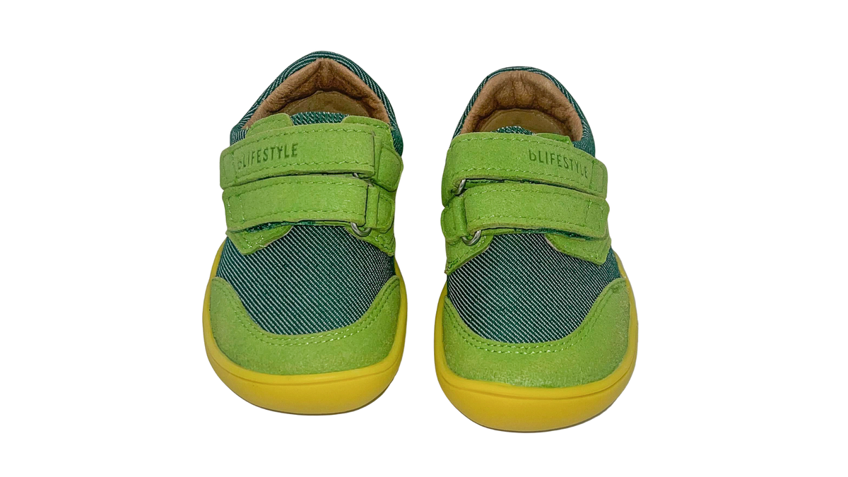 Barfußschuh für Kinder mit zwei Klettverschlüssen, geschlossene Zehen und geschlossener Fersenbereich, Vorderansicht