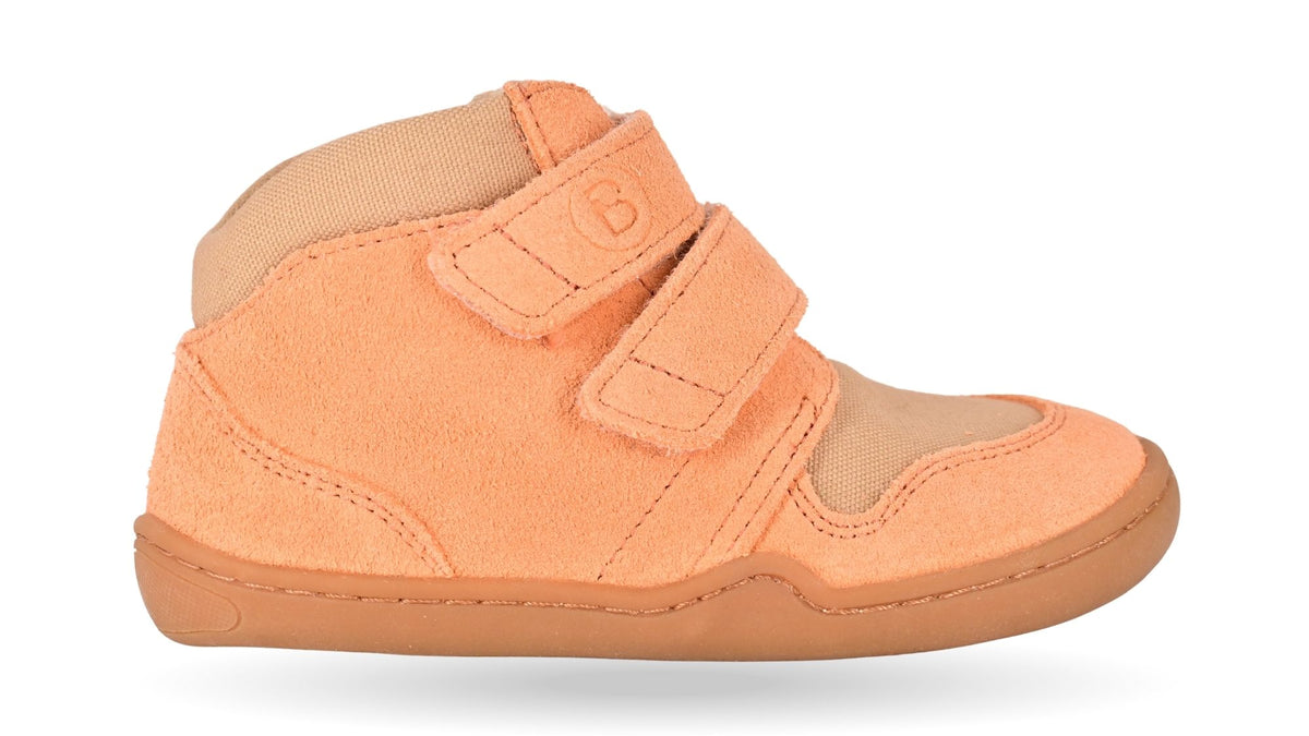 Knöchelhoher Barfußschuh für Kinder mit breiter Zehenbox, Klettverschluss, geschlossene Zehen, geschlossener Fersenbereich, Seitenansicht außen
