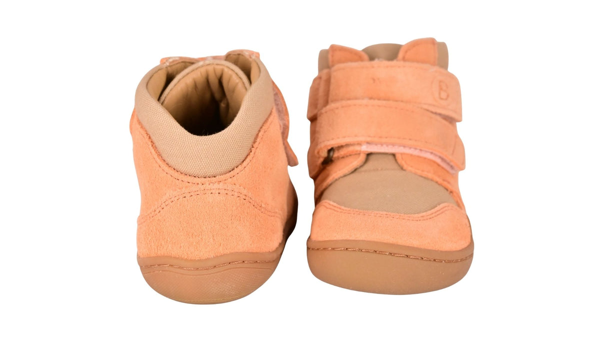 Knöchelhoher Barfußschuh für Kinder mit breiter Zehenbox, Klettverschluss, geschlossene Zehen, geschlossener Fersenbereich, Rückansicht als Paar