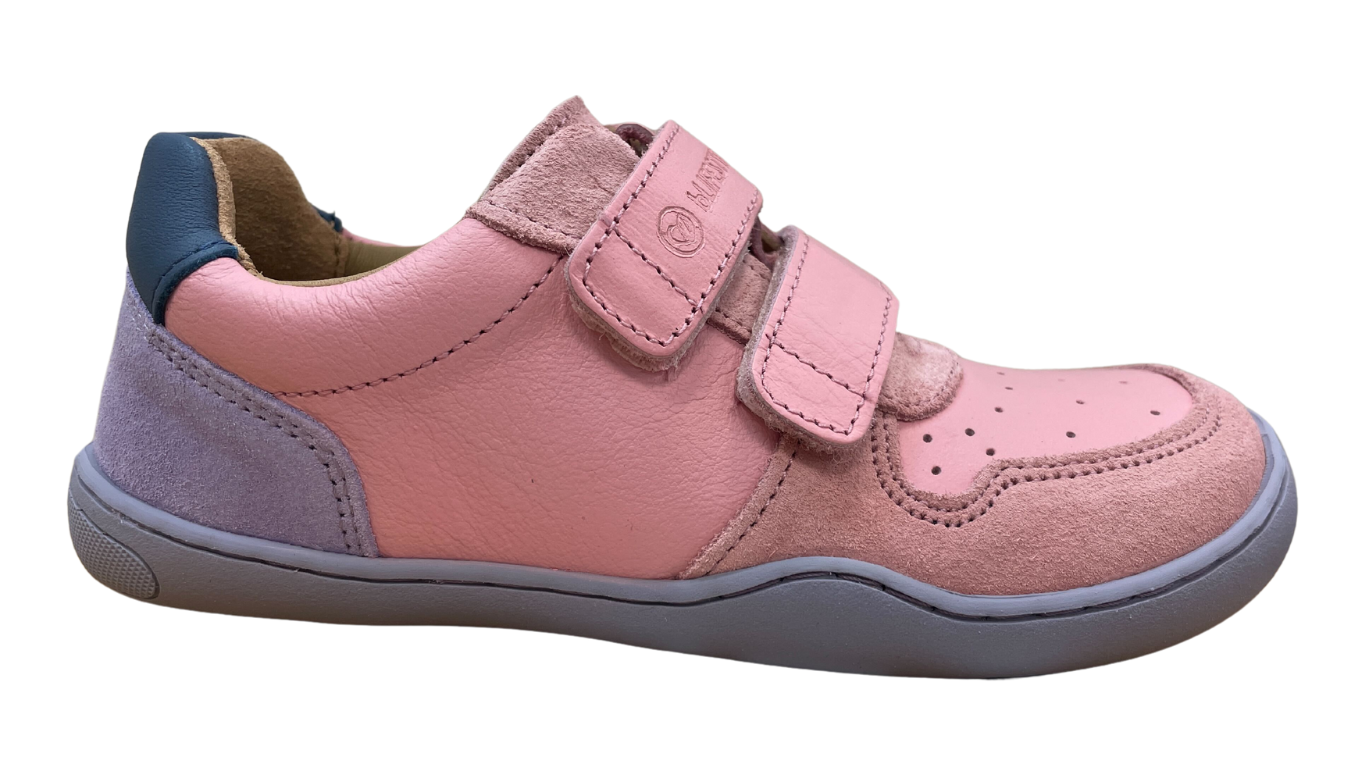 Barfußhalbschuh für Kinder mit breiter Zehenbox, flexibler Sohle und Klettverschluss, geschlossener Zehenbereich und geschlossener Fersenbereich, Seitenansicht außen.