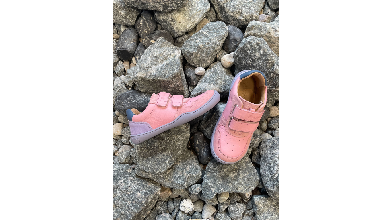 Barfußhalbschuh für Kinder mit breiter Zehenbox, flexibler Sohle und Klettverschluss, geschlossener Zehenbereich und geschlossener Fersenbereich, schräge Vorderansicht.