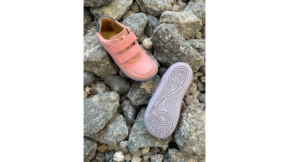 Barfußhalbschuh für Kinder mit flexibler Sohle und breiter Zehenbox, geschlossener Zehenbereich, Ansicht von unten.