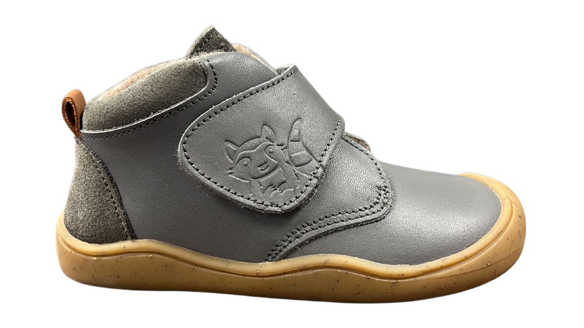 Barfußschuh für Kinder mit breiter Zehenbox, flexibler Sohle und Klettverschluss, geschlossene Zehen und geschlossener Fersenbereich, Seitenansicht außen