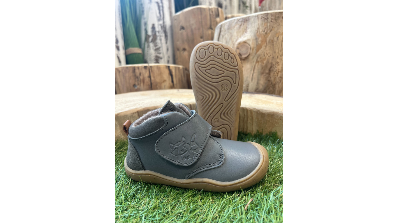 Barfußschuh für Kinder mit breiter Zehenbox, flexibler Sohle und Klettverschluss, geschlossene Zehen und geschlossener Fersenbereich, schräge Vorderansicht