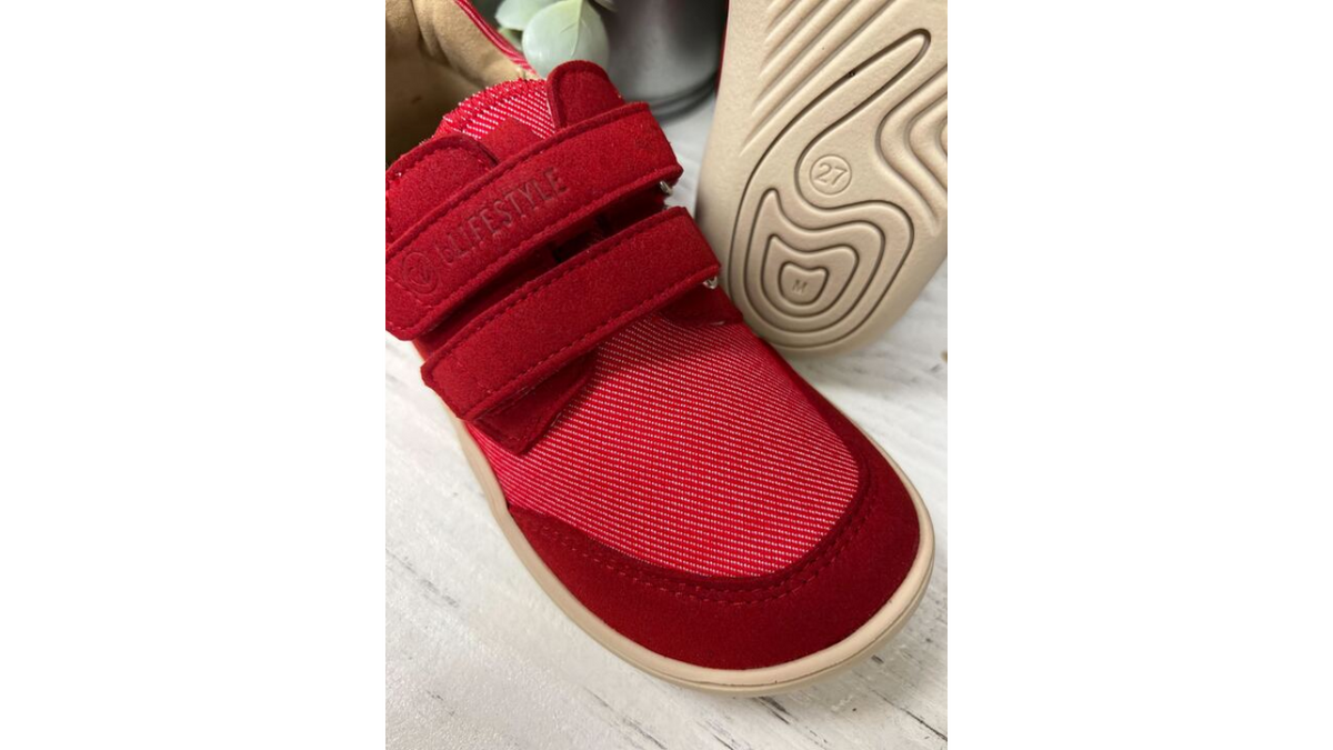 Barfußhalbschuh für Kinder mit breiter Zehenbox, Klettverschluss, geschlossene Zehen, geschlossener Fersenbereich, schräge Vorderansicht
