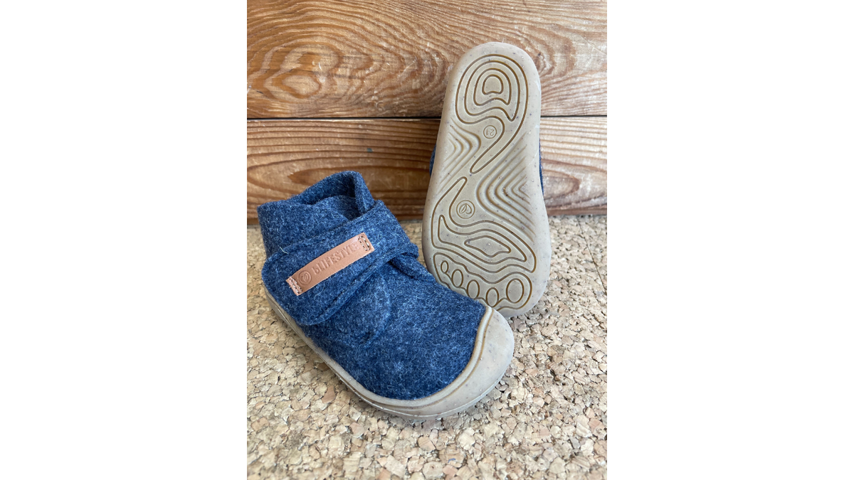 Barfußhausschuh für Kinder mit flexibler, dünner Sohle und geschlossener Schuhform, Ansicht von unten