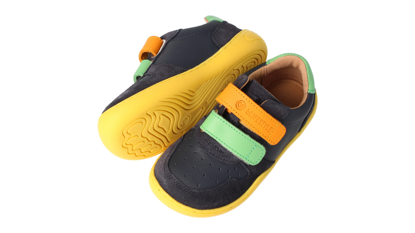 Barfußhalbschuh für Kinder mit flexibler Sohle und breiter Zehenbox, schräge Vorderansicht von unten
