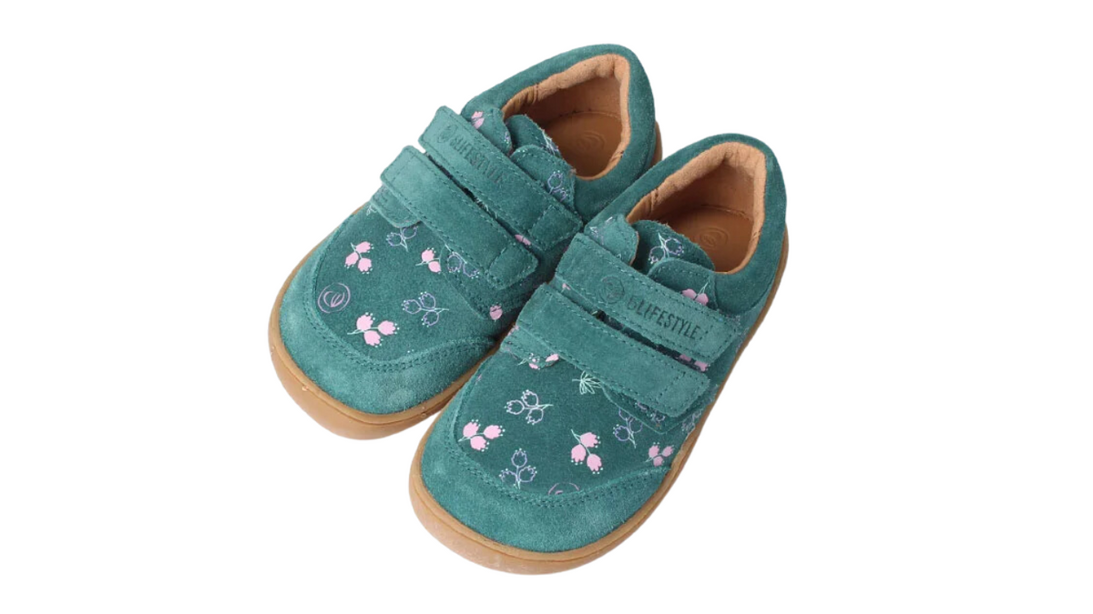 Barfußhalbschuh für Kinder mit breiter Zehenbox und Klettverschlüssen, schräge Vorderansicht als Paar