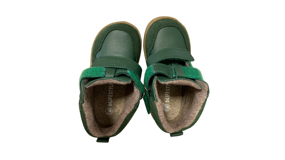 Paar halbhohe Barfußschuhe für Kinder mit geöffneten Klettverschlüssen und sichtbarem Innenbereich, Draufsicht