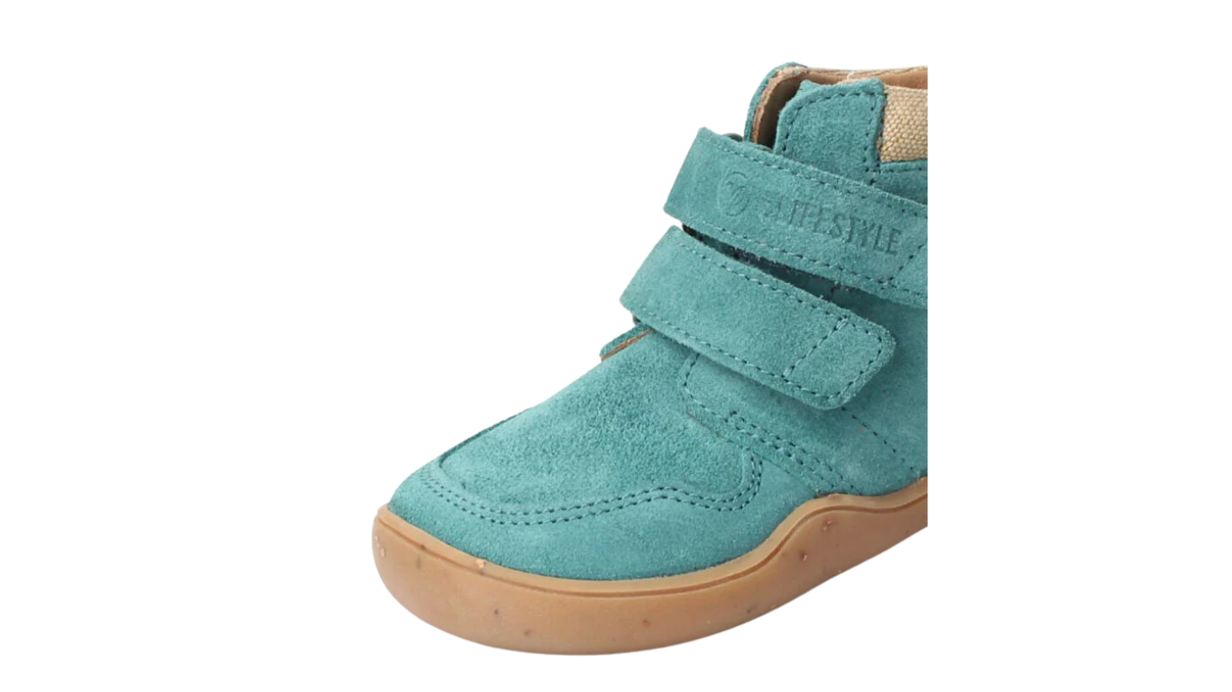Knöchelhoher Barfußschuh für Kinder mit breiter Zehenbox, flexibler Sohle und Klettverschluss, Seitenansicht außen