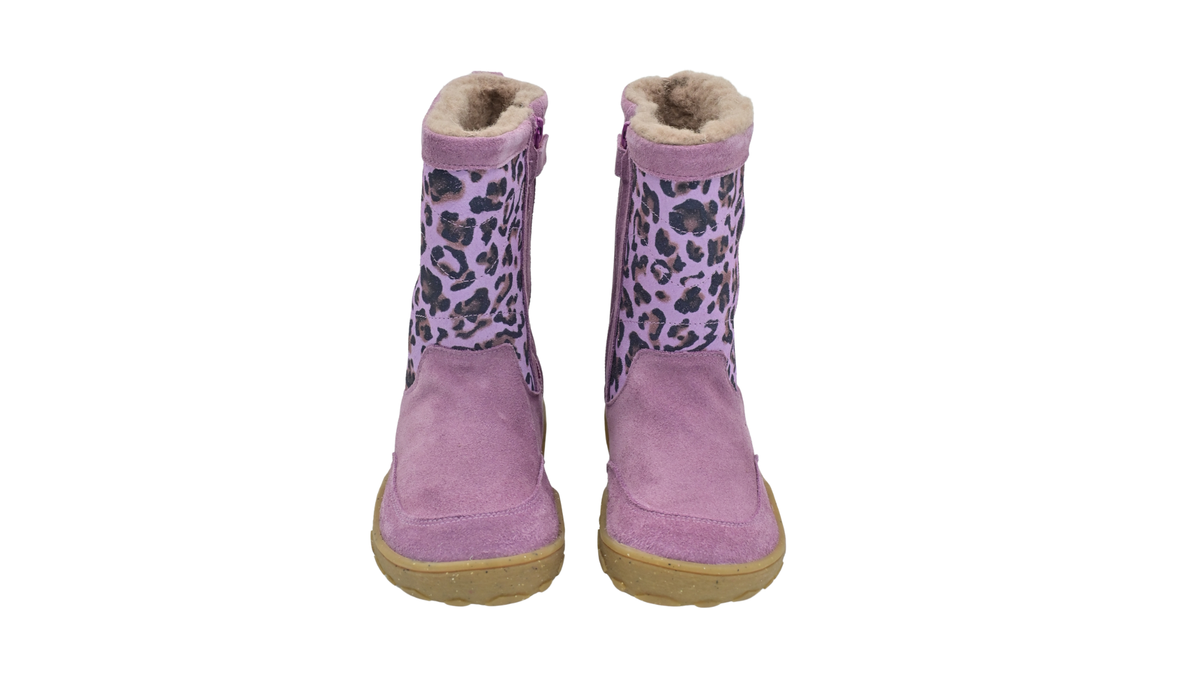Kinder-Barfußstiefel als Paar mit hohem Schaft, Tiermuster und sichtbarem Innenfutter, schräge Vorderansicht