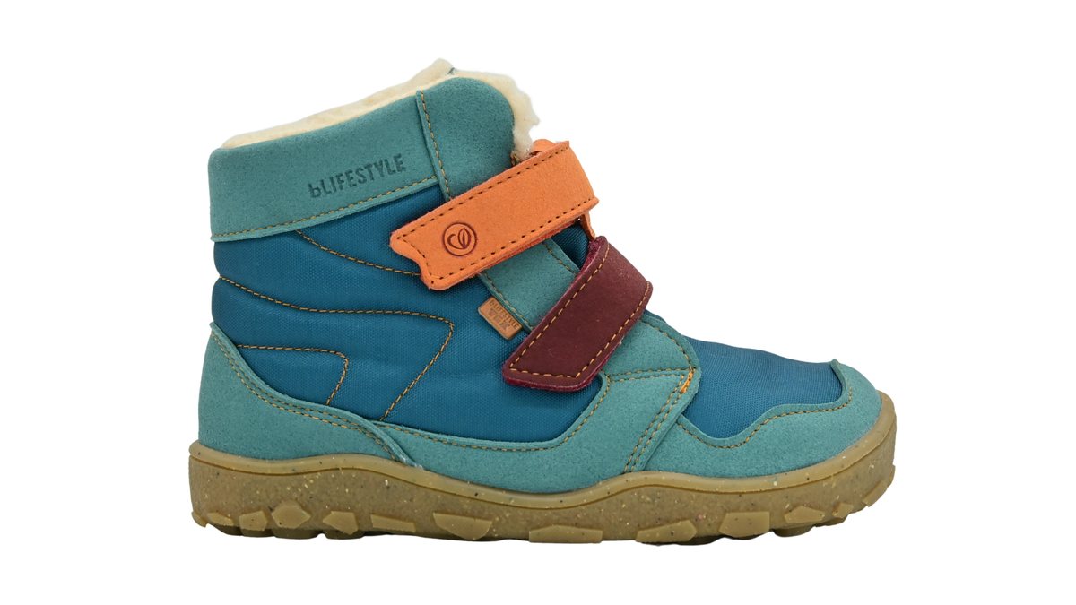 Kinder-Barfußwinterstiefel mit zwei Klettverschlüssen, gefüttertem Schaftrand, geschlossener Zehenbox und Profilsohle, Seitenansicht außen