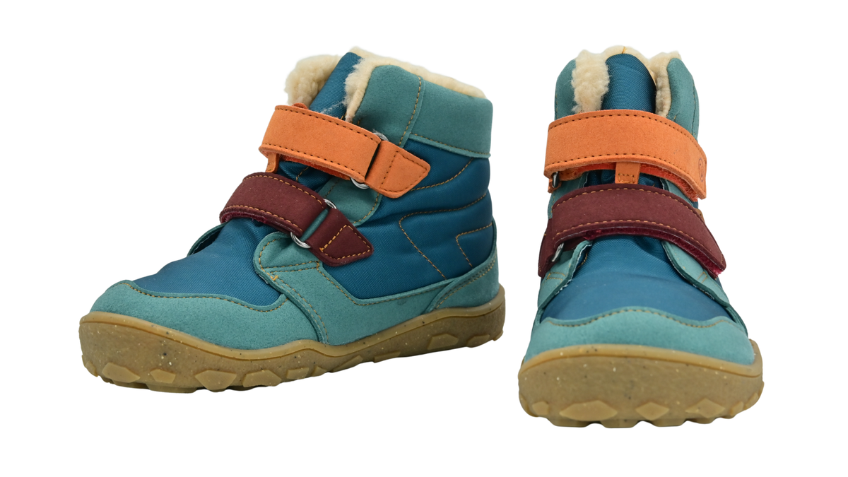 Kinder-Barfußwinterstiefel als Paar mit zwei Klettverschlüssen, geschlossenen Zehen und profilierter Sohle, schräge Vorderansicht