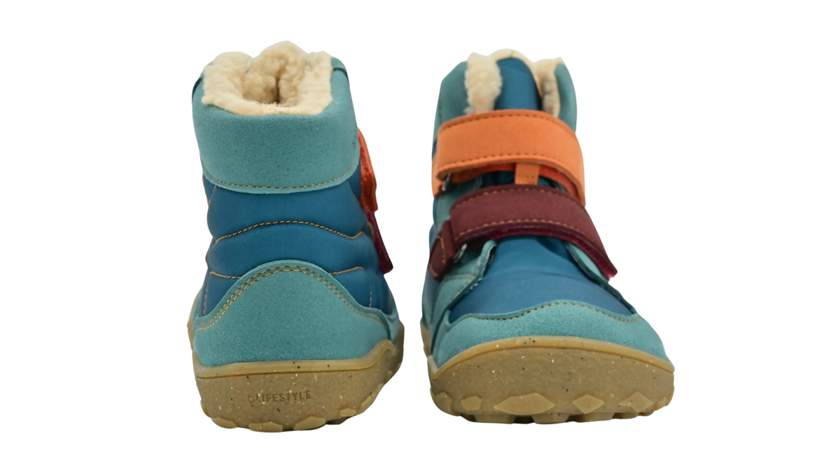 Kinder-Barfußwinterstiefel als Paar mit gefüttertem Schaftrand, Fersenverstärkung und Klettverschlüssen, Rückansicht