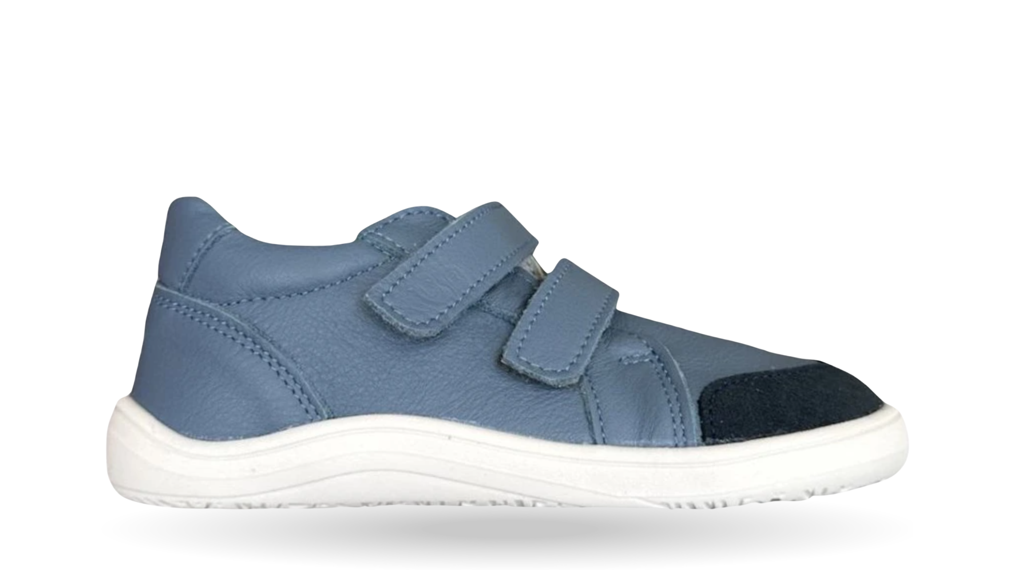 Barfußschuh mit zwei Klettverschlüssen, breite Zehenbox, flexible Sohle, geschlossener Fersenbereich, niedriger Schaft, Seitenansicht außen