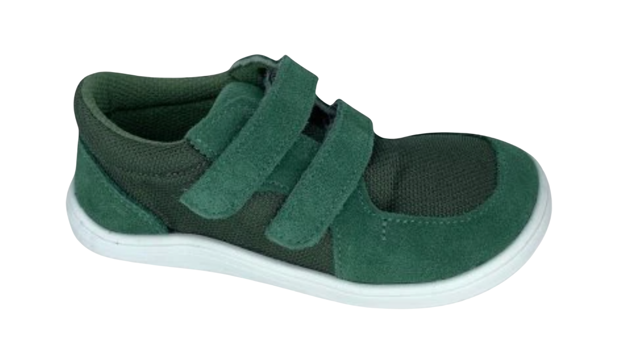 Barfußschuh mit zwei Klettverschlüssen, breite Zehenbox, flexible Sohle, geschlossener Fersenbereich, niedriger Schaft, Seitenansicht außen