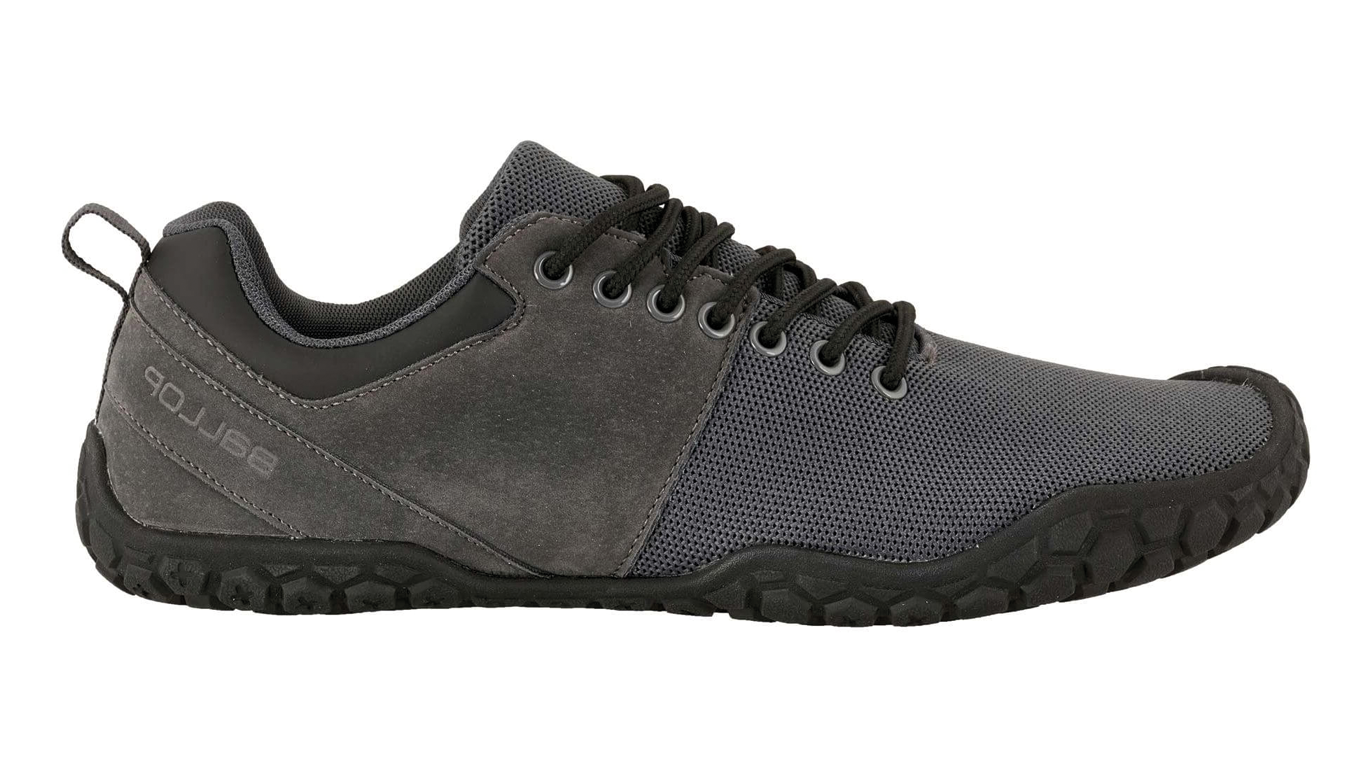 Barfußschuh, Seitenansicht außen. Geschlossener Schuh mit Schnürung, breite Zehenbox, flexible flache Sohle.