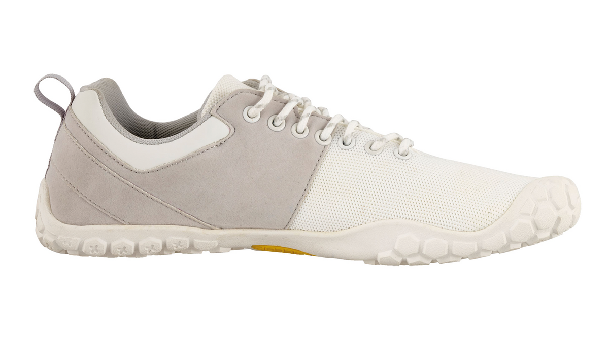 Barfußschuh, Seitenansicht außen. Geschlossener Schuh mit Schnürung, breite Zehenbox, flexible flache Sohle.