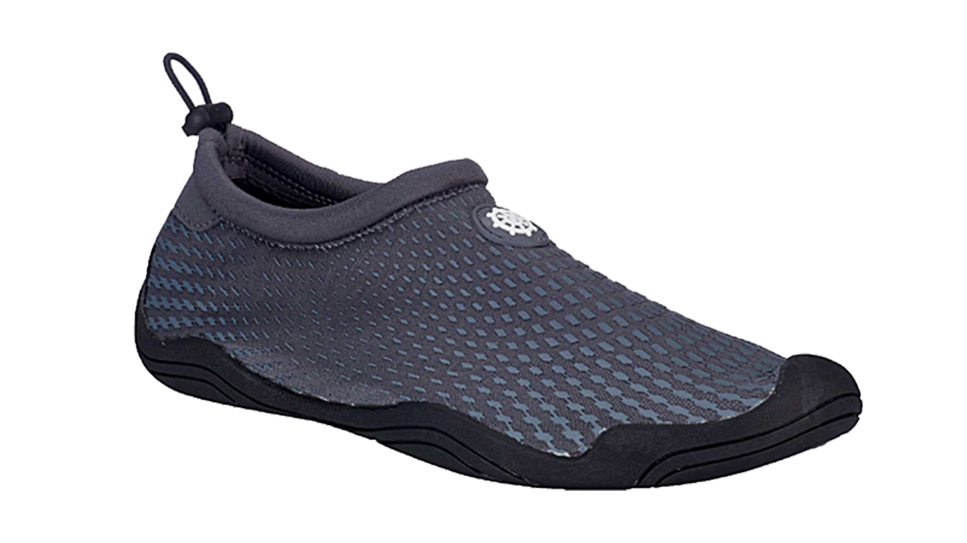 Barfußschuh, schräge Vorderansicht. Geschlossener Schuh mit elastischem Einstieg, breite Zehenbox, flexible flache Sohle.
