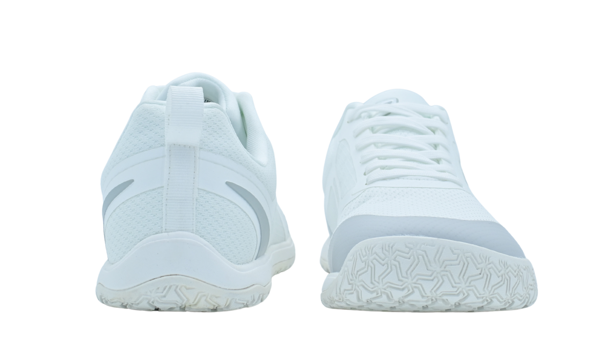 Paar sportliche Barfußschuhe für Erwachsene mit Schnürung, breiter Zehenbox und flacher Profilsohle, Rückansicht und Vorderansicht
