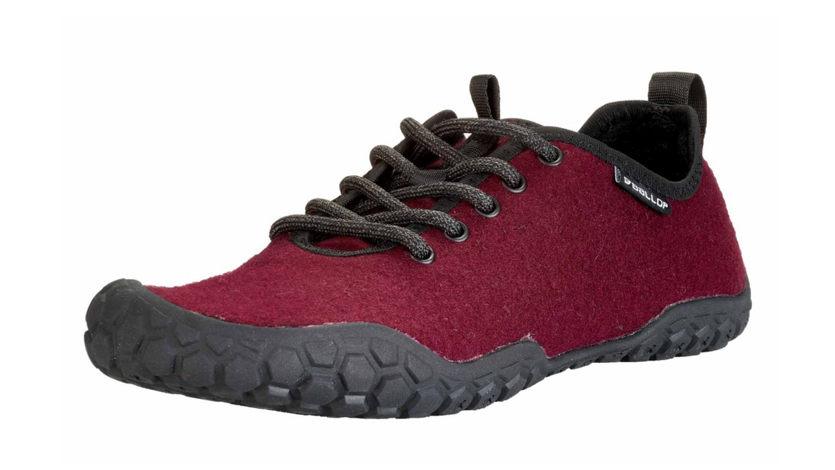 Barfußschuh für Erwachsene mit Schnürung, breiter Zehenbox und profilierter Sohle, schräge Vorderansicht