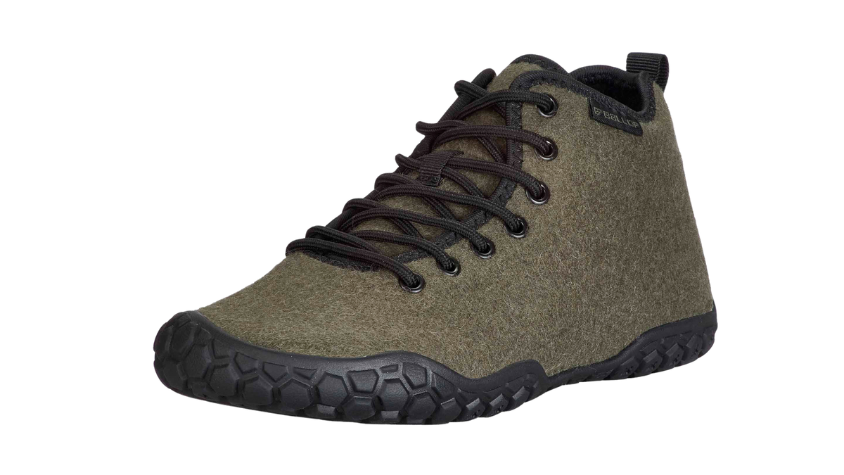 Knöchelhoher Barfußschuh für Erwachsene mit breiter Zehenbox, Schnürung und hochgezogener Sohle, schräge Vorderansicht