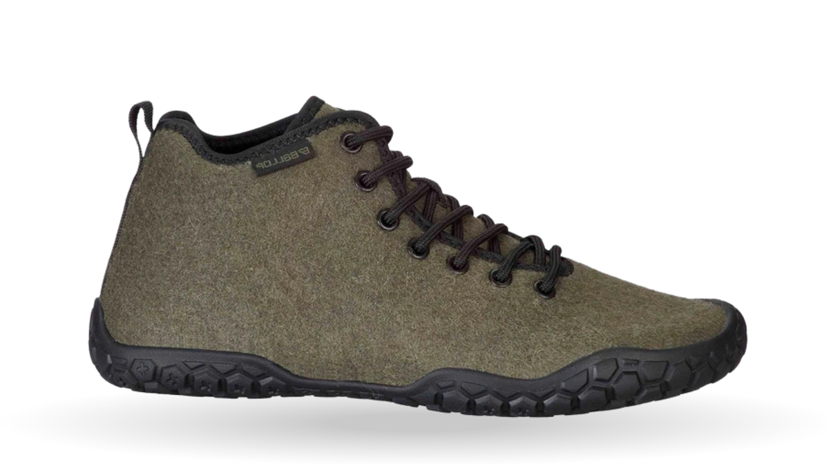 Knöchelhoher Barfußschuh für Erwachsene mit breiter Zehenbox, Schnürung und hochgezogener Sohle, Seitenansicht außen