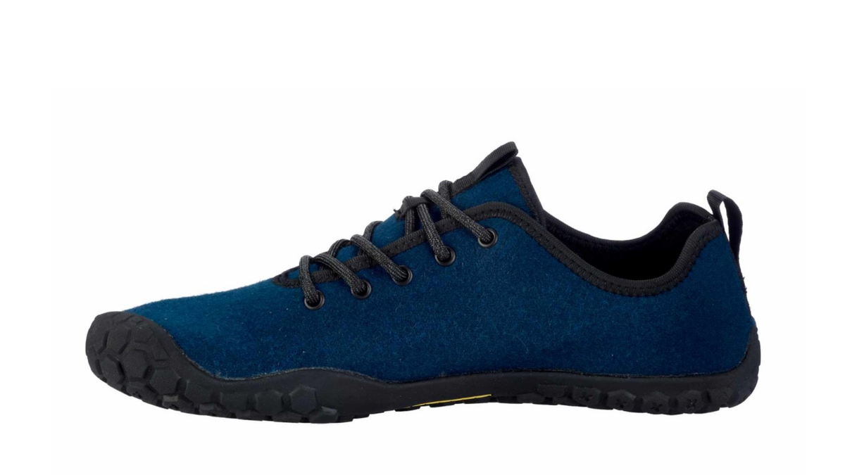 Barfußschuh für Erwachsene mit Schnürung, breiter Zehenbox und profilierter Sohle, Seitenansicht innen