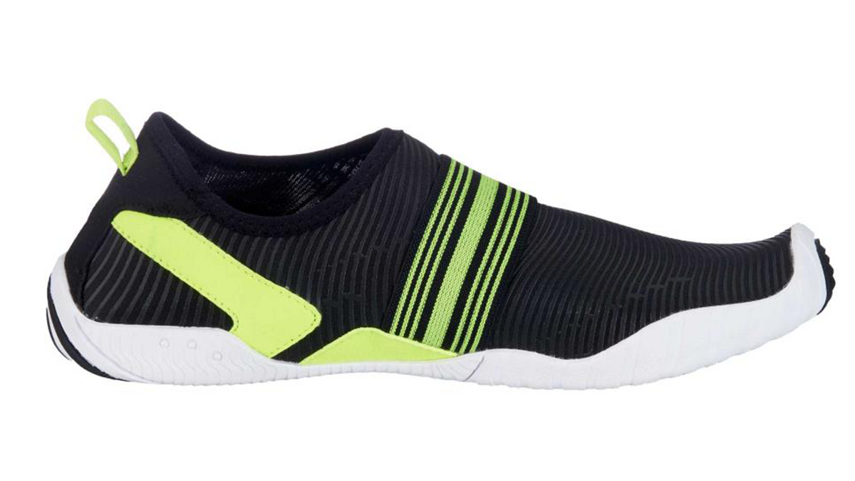 Barfußschuh, Seitenansicht außen. Geschlossener Schuh mit elastischem Spannband, breite Zehenbox, flexible flache Sohle.