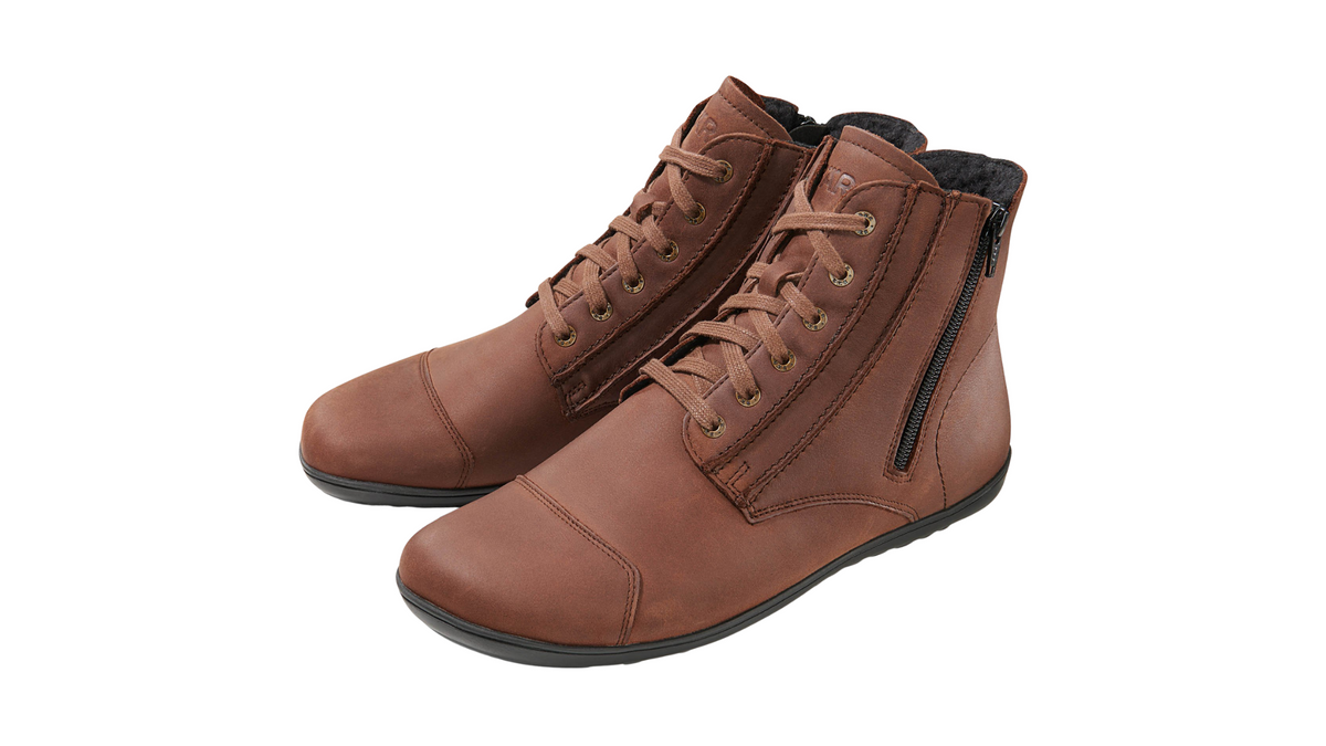 Barfußstiefel für Erwachsene mit breiter Zehenbox, Schnürung und seitlichem Reißverschluss, geschlossener Fersenbereich, schräge Vorderansicht als Paar.