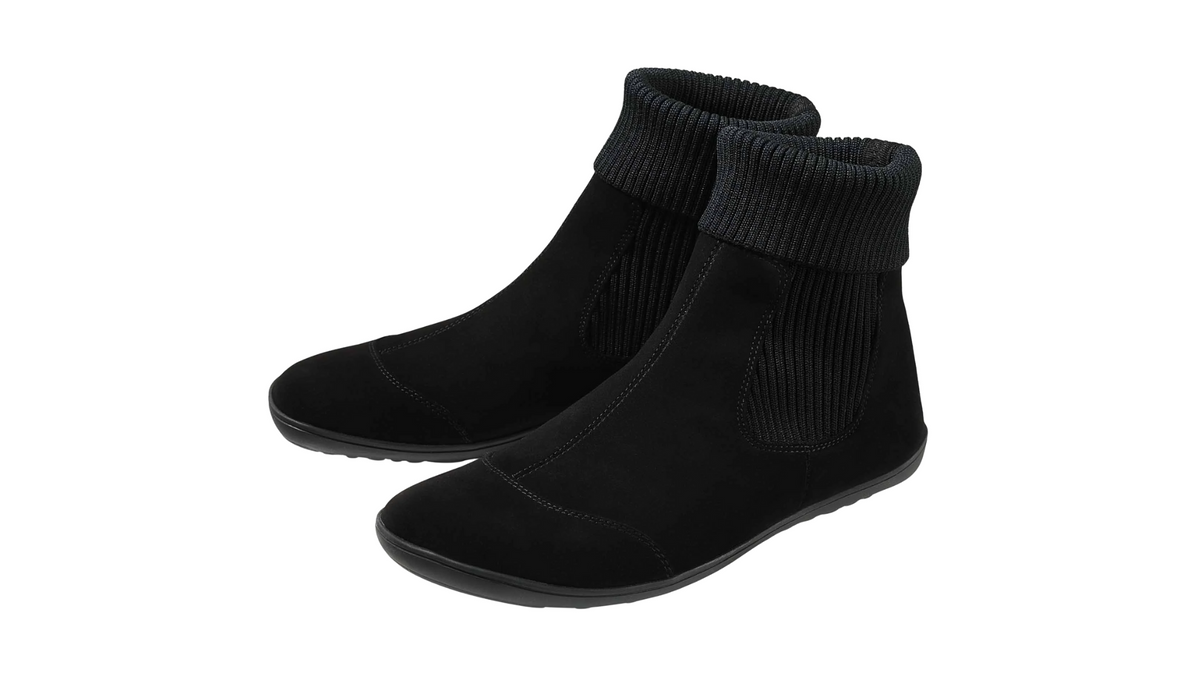 Barfußstiefelette für Erwachsene mit breiter Zehenbox, flexible Sohle, geschlossene Zehen und geschlossene Ferse, schräge Vorderansicht als Paar.