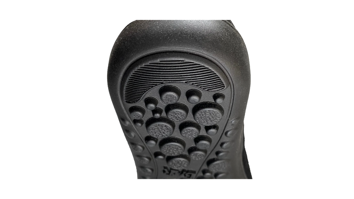 Barfußstiefelette für Erwachsene mit flexibler Sohle und Profilstruktur im Vorfußbereich, Ansicht von unten, Detailansicht.