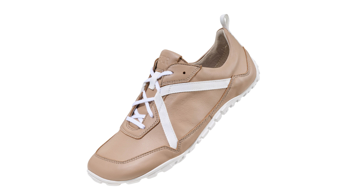 Bar-Junis-beige-3Barfußhalbschuh für Erwachsene mit Schnürung und geschlossener Zehenbox, schräge Vorderansicht von oben