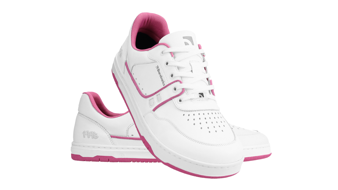 Barfußschuh für Erwachsene mit breiter Zehenbox, geschlossener Zehenbereich, geschlossener Ferse, Schnürung, flexible Sohle, schräge Vorderansicht.