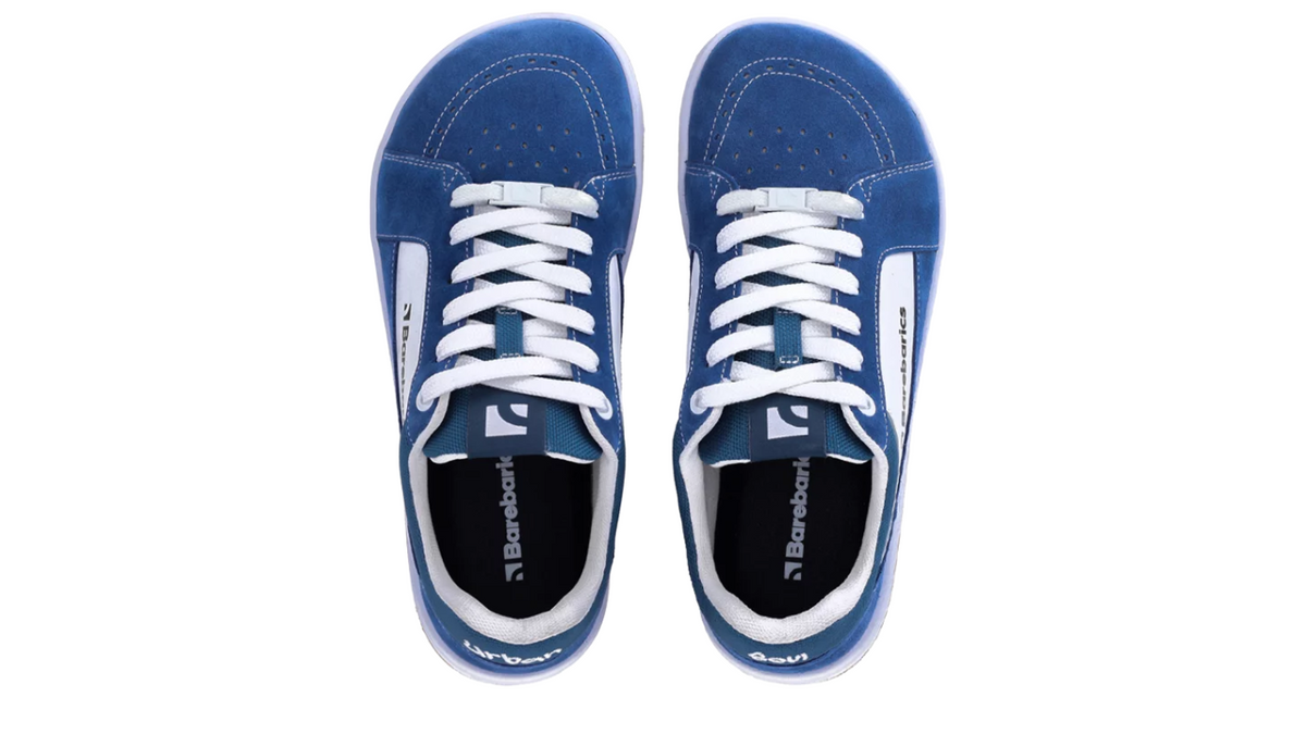 Barfußschuh für Erwachsene als Paar mit breiter Zehenbox, geschlossenem Zehenbereich, geschlossener Ferse, Schnürung, flacher flexibler Sohle, Draufsicht.