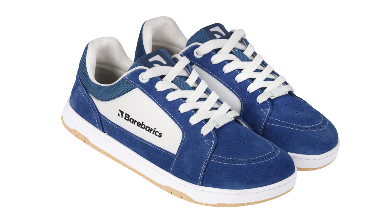 Barfußschuh für Erwachsene als Paar mit breiter Zehenbox, geschlossenem Zehenbereich, geschlossener Ferse, Schnürung, flacher flexibler Sohle, schräge Vorderansicht.